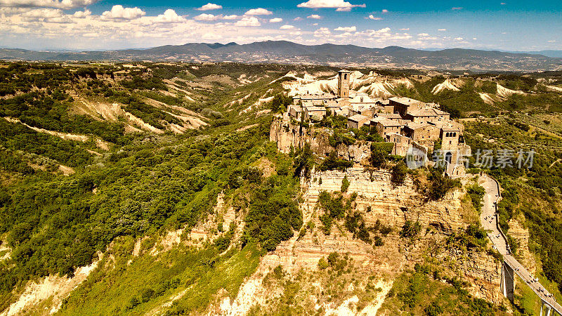 全景鸟瞰图的Civita di Bagnoregio从飞行的无人机周围的中世纪城市，意大利。